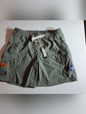 The North Face Men's Med  Light Olive Green Elastic Waist Shorts